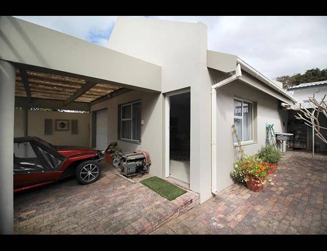 4 BEDROOM HOUSE FOR SALE IN HARTENBOS HEUWELS